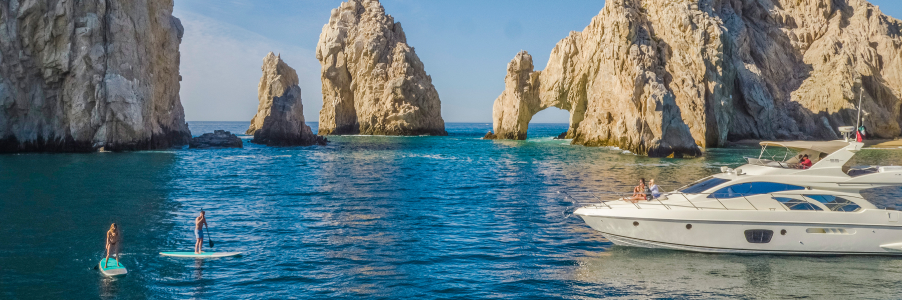 Barco atracado cerca del hotel de Los Cabos de Grand Velas 