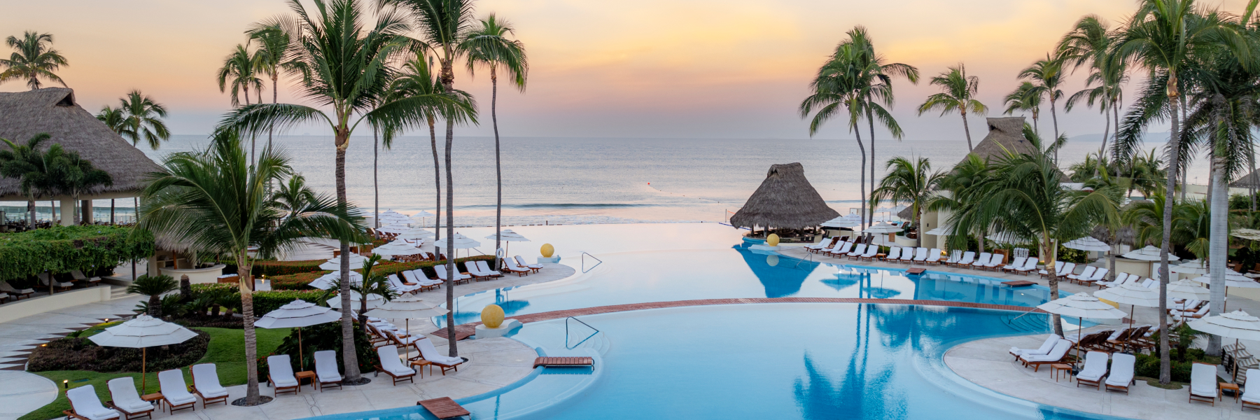 Una tranquila piscina del resort en Grand Velas Resorts Nuevo Vallarta, Nayarit.